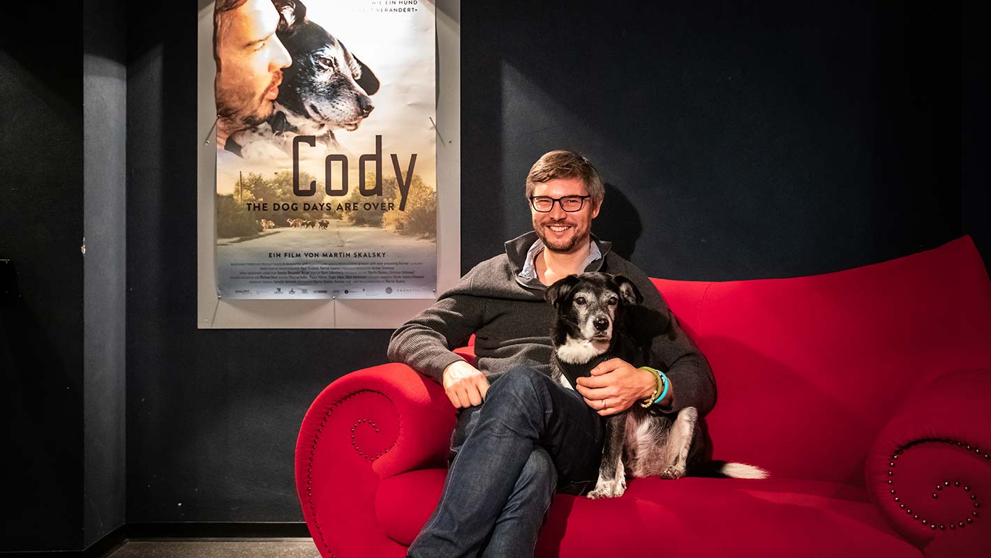 Autorenabend mit Regisseur vom Film Cody auf dem roten Sofa im Kino Foyer