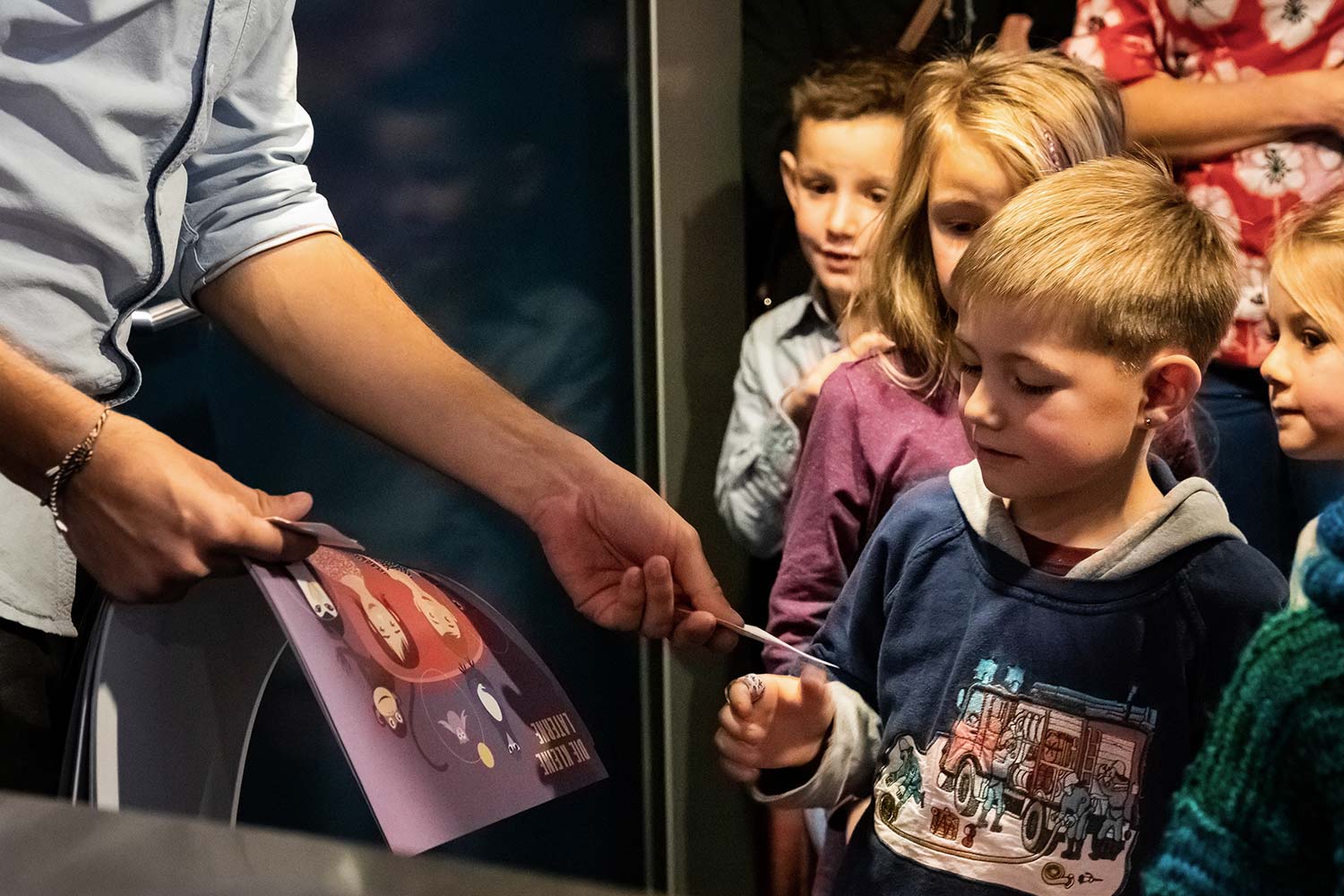 Die Kleine Laterne Wattwil Abgabe der Abziehbildli nach der Vorführung