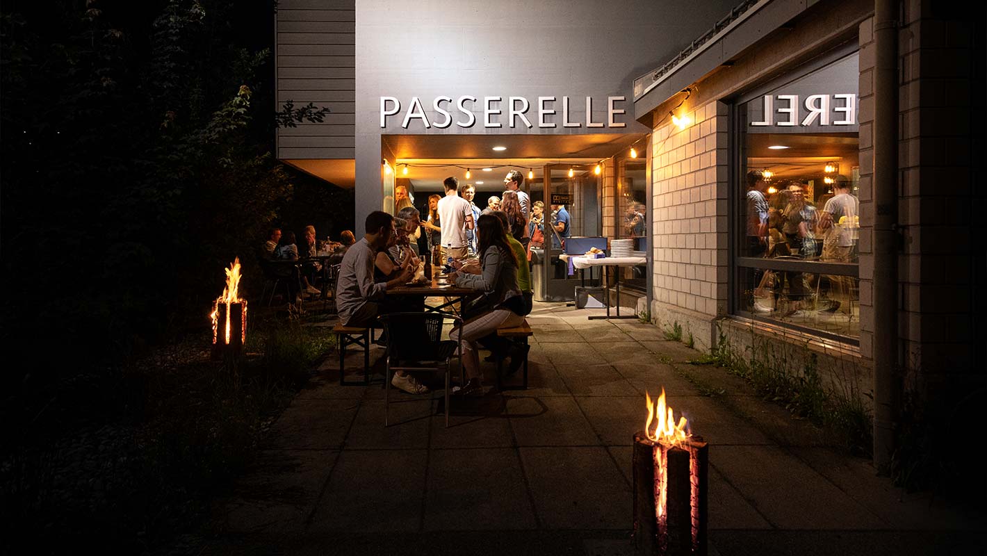 Themenabend Kino Passerelle draussen mit Finnenkerzen und Festbank