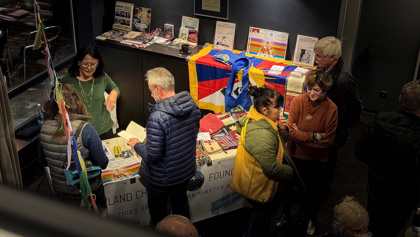 Themenabend Tibet im Kino Passerelle mit Deko und typischen Produkten