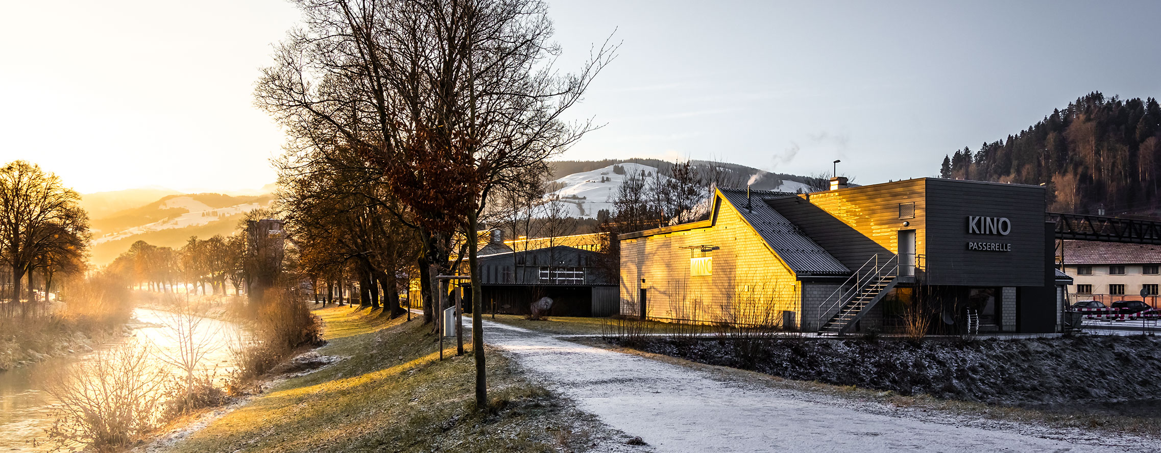 Kino Passerelle bei Sonnenaufgang an der Thur